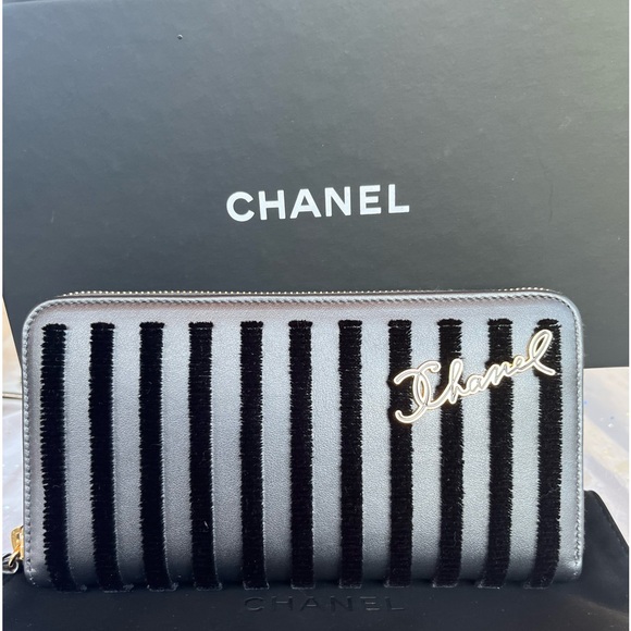 CHANEL WRISTLET/WALLET NEW IN BOX WITH COA CARD - Picture 3 of 13